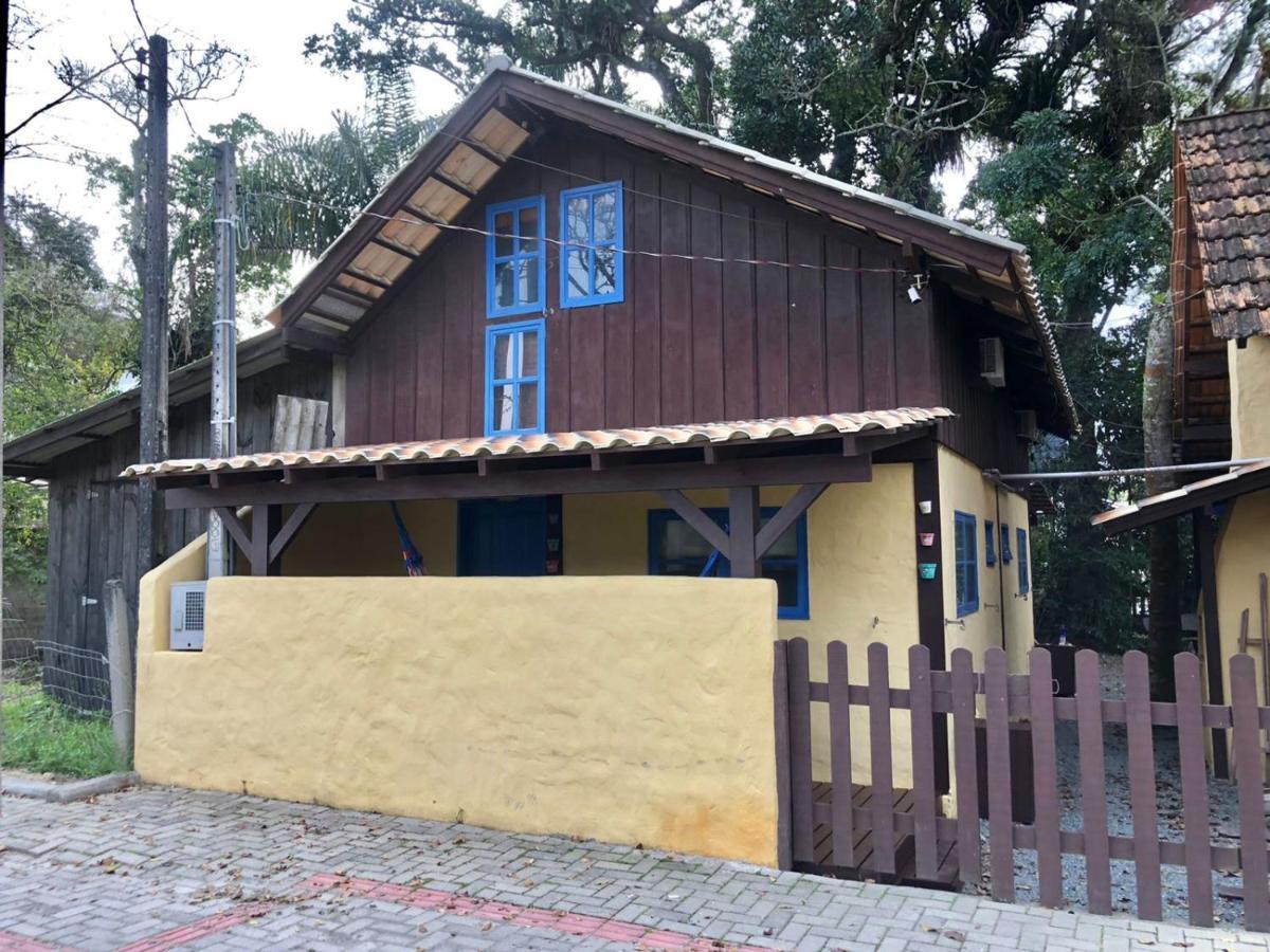 Chalés no centro de Bombinhas Exterior foto
