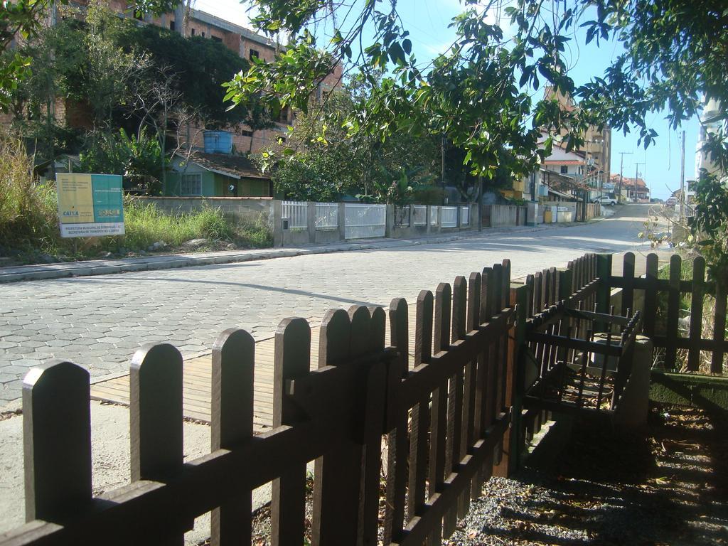 Chalés no centro de Bombinhas Exterior foto