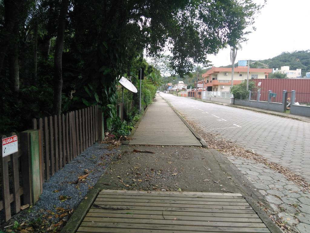 Chalés no centro de Bombinhas Exterior foto